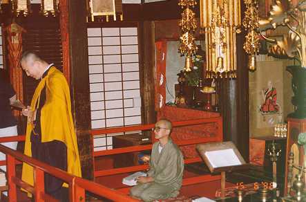 Buddhalainen pappi ja apulainen
