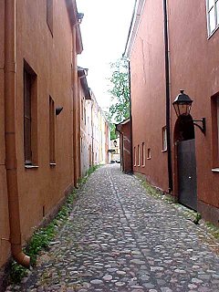 Luostarin vlikatu Turussa on harvoja Suomessa silyneit vanhoja 
katunkymi.