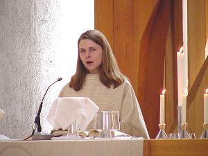 Luterilainen naispastori jumalanpalveluksen liturgina