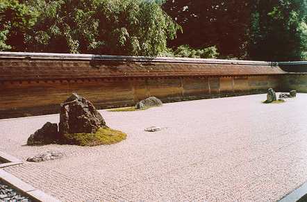 Zen-buddhalainen Ryoan-jin temppelin kivipuutarha Kiotossa